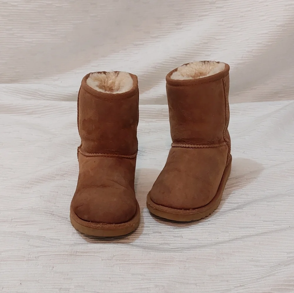 UGG Kids Short Shearling Lined Boots - Chestnut Brown Size 12